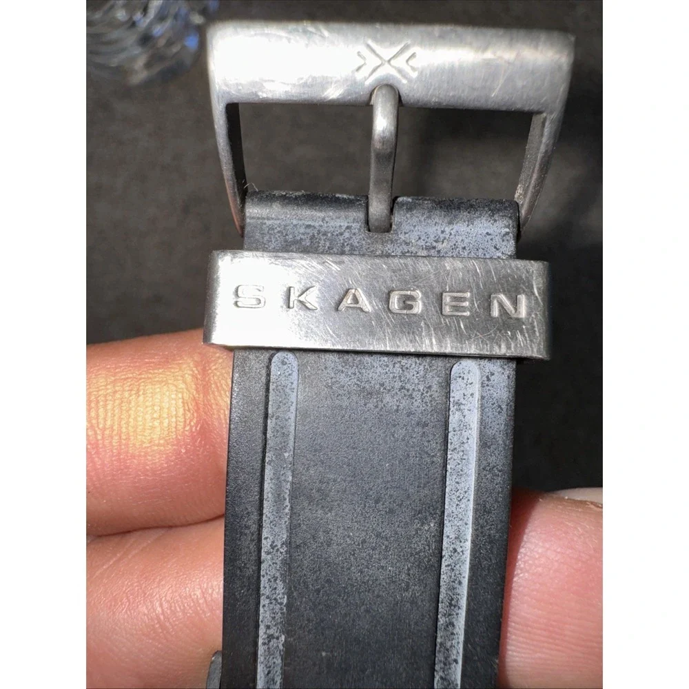 Skagen Denmark Men 390LTRM Titanium Case Silicon Band Hardened Quartz‎ Watch